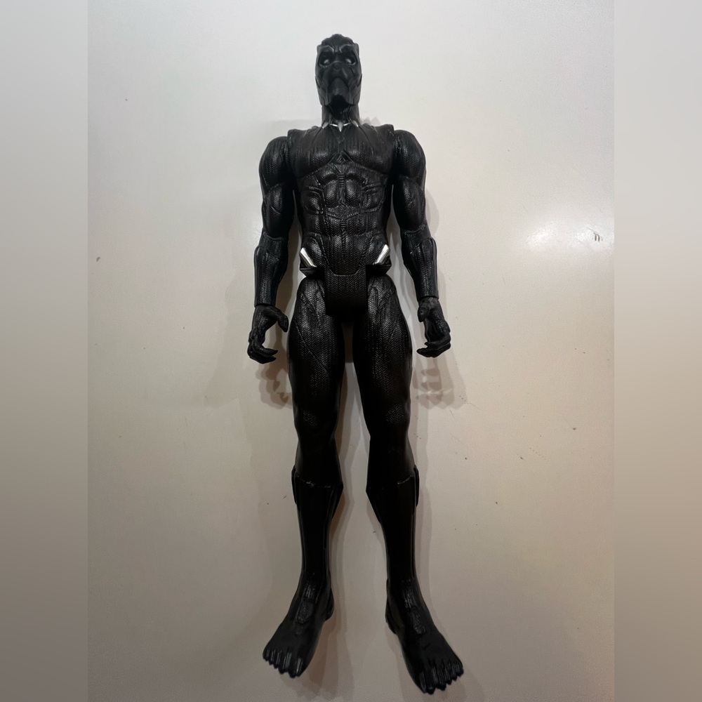 BLACK PANTHER TITAN HERO. ACTION FIGURE 12 INCH SIZE